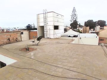 OCASIÓN!! SE VENDE LINDO Y FUNCIONAL DEPARTAMENTO 72 M² + AIRES EDIFICIO FRENTE A PARQUE EN URB. HIGUERETA