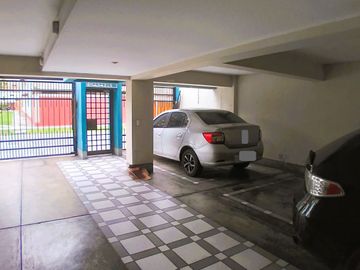 OCASIÓN!! SE VENDE LINDO Y FUNCIONAL DEPARTAMENTO 72 M² + AIRES EDIFICIO FRENTE A PARQUE EN URB. HIGUERETA