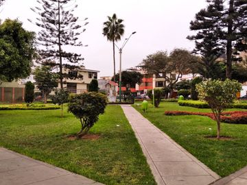 OCASIÓN!! SE VENDE LINDO Y FUNCIONAL DEPARTAMENTO 72 M² + AIRES EDIFICIO FRENTE A PARQUE EN URB. HIGUERETA