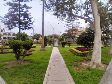 OCASIÓN!! SE VENDE LINDO Y FUNCIONAL DEPARTAMENTO 72 M² + AIRES EDIFICIO FRENTE A PARQUE EN URB. HIGUERETA