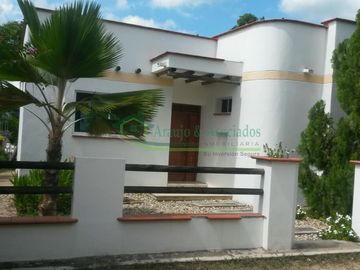 VENDEMOS HERMOSA CASA CON PISCINA PRIVADA