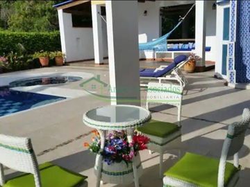 VENDEMOS HERMOSA CASA CON PISCINA PRIVADA