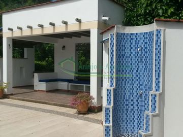 VENDEMOS HERMOSA CASA CON PISCINA PRIVADA