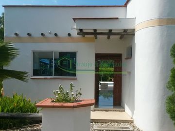 VENDEMOS HERMOSA CASA CON PISCINA PRIVADA