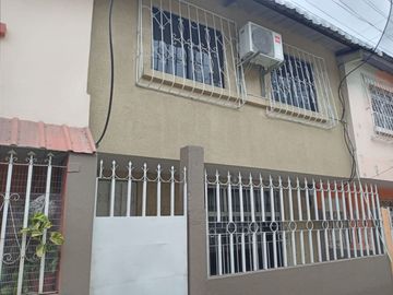 Venta de Casa en Mapasingue en el sector de la empresa Santa Priscila, Ubicada en la ciudadela Colinas del Hipódromo