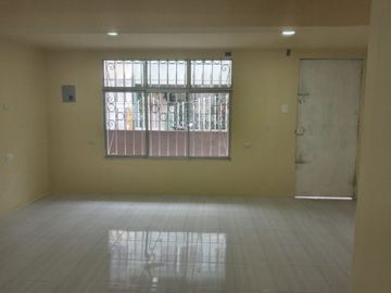 Venta de Casa en Mapasingue en el sector de la empresa Santa Priscila, Ubicada en la ciudadela Colinas del Hipódromo