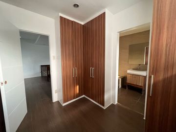BJS - FOR SALE: 5 Bedroom House in Multinational Village, Parañaque