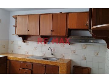 Se Vende Casa Frente A Parque Y Con Estacionamiento.A.Melendres