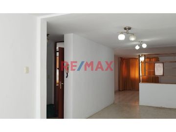 Se Vende Casa Frente A Parque Y Con Estacionamiento.A.Melendres