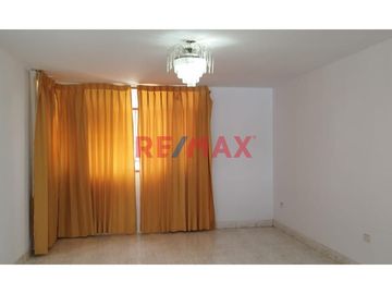 Se Vende Casa Frente A Parque Y Con Estacionamiento.A.Melendres