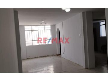 Se Vende Casa Frente A Parque Y Con Estacionamiento.A.Melendres