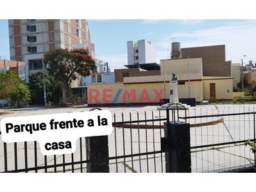 Se Vende Casa Frente A Parque Y Con Estacionamiento.A.Melendres