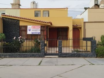 Se Vende Casa Frente A Parque Y Con Estacionamiento.A.Melendres