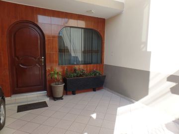 ¡Ubicadisima! Casa en Avenida - Urb. San Diego SMP