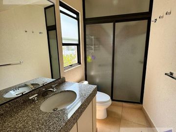 SE VENDE CASA SOLA FRACCIONAMIENTO BURGOS CON FRONTON TEMIXCO MORELOS.