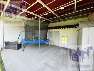 SE VENDE CASA SOLA FRACCIONAMIENTO BURGOS CON FRONTON TEMIXCO MORELOS.