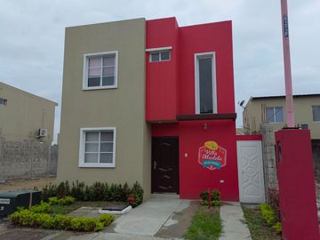 Venta de casas en la la Urbanización La Martina, 3 dormitorios, a crédito.