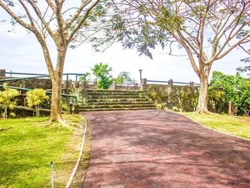 FOR SALE Charming Home: Embrace Country Club Amenities in Silang,Tagaytay