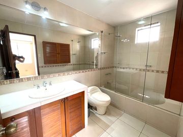 Venta Departamento De 202M2, En Santiago De Surco !!!