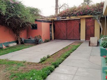 OCASIÓN! SE VENDE HERMOSISIMA CASA  A.T. 519 M2, 4 DORMITORIOS, 3 ESTACIONAMIENTOS EN URB. SANTA MARÍA CHOSICA