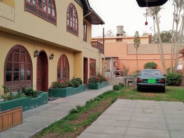 OCASIÓN! SE VENDE HERMOSISIMA CASA  A.T. 519 M2, 4 DORMITORIOS, 3 ESTACIONAMIENTOS EN URB. SANTA MARÍA CHOSICA