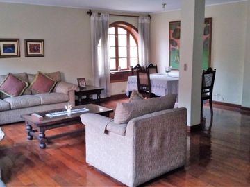 OCASIÓN! SE VENDE HERMOSISIMA CASA  A.T. 519 M2, 4 DORMITORIOS, 3 ESTACIONAMIENTOS EN URB. SANTA MARÍA CHOSICA