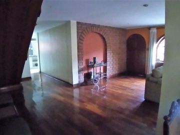 OCASIÓN! SE VENDE HERMOSISIMA CASA  A.T. 519 M2, 4 DORMITORIOS, 3 ESTACIONAMIENTOS EN URB. SANTA MARÍA CHOSICA
