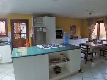 OCASIÓN! SE VENDE HERMOSISIMA CASA  A.T. 519 M2, 4 DORMITORIOS, 3 ESTACIONAMIENTOS EN URB. SANTA MARÍA CHOSICA