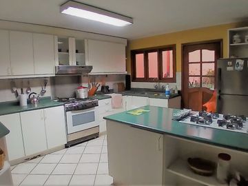 OCASIÓN! SE VENDE HERMOSISIMA CASA  A.T. 519 M2, 4 DORMITORIOS, 3 ESTACIONAMIENTOS EN URB. SANTA MARÍA CHOSICA