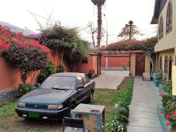 OCASIÓN! SE VENDE HERMOSISIMA CASA  A.T. 519 M2, 4 DORMITORIOS, 3 ESTACIONAMIENTOS EN URB. SANTA MARÍA CHOSICA