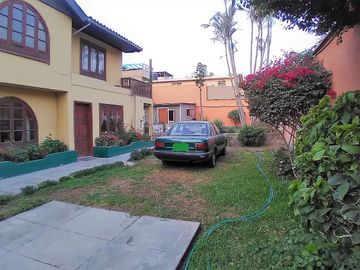 OCASIÓN! SE VENDE HERMOSISIMA CASA  A.T. 519 M2, 4 DORMITORIOS, 3 ESTACIONAMIENTOS EN URB. SANTA MARÍA CHOSICA