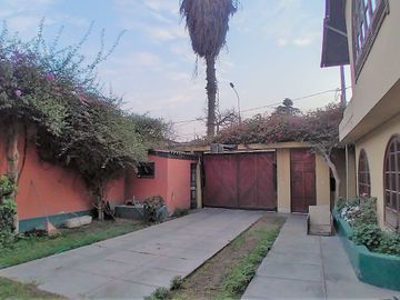 OCASIÓN! SE VENDE HERMOSISIMA CASA  A.T. 519 M2, 4 DORMITORIOS, 3 ESTACIONAMIENTOS EN URB. SANTA MARÍA CHOSICA