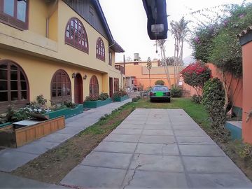 OCASIÓN! SE VENDE HERMOSISIMA CASA  A.T. 519 M2, 4 DORMITORIOS, 3 ESTACIONAMIENTOS EN URB. SANTA MARÍA CHOSICA