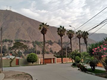 OCASIÓN! SE VENDE HERMOSISIMA CASA  A.T. 519 M2, 4 DORMITORIOS, 3 ESTACIONAMIENTOS EN URB. SANTA MARÍA CHOSICA