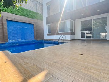 VENTA CASA SOLA AL SUR DE CUERNAVACA ALBERCA