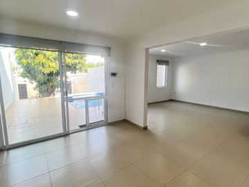 VENTA CASA SOLA AL SUR DE CUERNAVACA ALBERCA