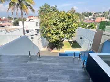 VENTA CASA SOLA AL SUR DE CUERNAVACA ALBERCA