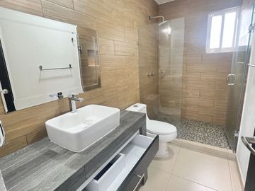 VENTA CASA SOLA AL SUR DE CUERNAVACA ALBERCA