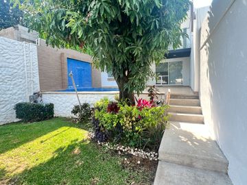 VENTA CASA SOLA AL SUR DE CUERNAVACA ALBERCA