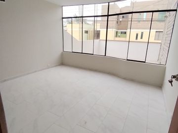 CASA REMODELADA DE 2 PISOS + AZOTEA
