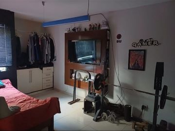VENTA DE AMPLIO Y ACOGEDOR DEPARTAMENTO 1er PiSO