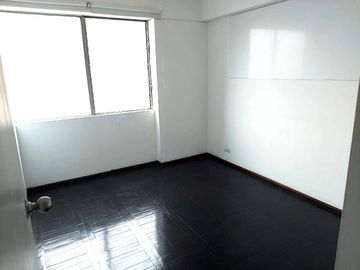 OFICINA 110 M2 + ESTC. MIRAFLORES UBICACION ESTRATEGICA ARICA ESQUINA CON CDA.7 DE PARDO