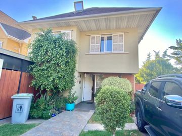 Casa en Venta de 5D 3B, Condominio Cerrado, Peñalolén