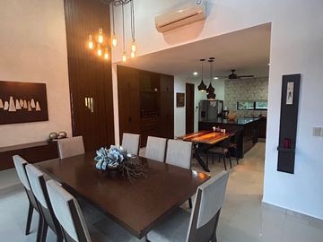 Casa en venta de una sola planta, en privada de lujo al norte de Mérida, con alberca y cuarto de servicio
