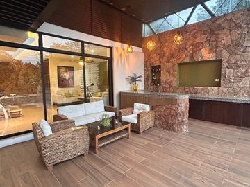 Casa en venta de una sola planta, en privada de lujo al norte de Mérida, con alberca y cuarto de servicio