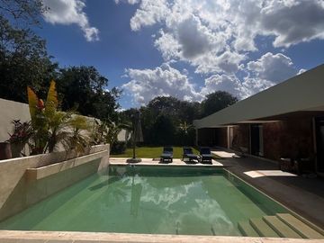 Casa en venta de una sola planta, en privada de lujo al norte de Mérida, con alberca y cuarto de servicio