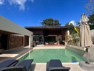 Casa en venta de una sola planta, en privada de lujo al norte de Mérida, con alberca y cuarto de servicio