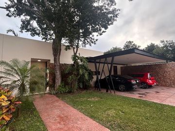 Casa en venta de una sola planta, en privada de lujo al norte de Mérida, con alberca y cuarto de servicio