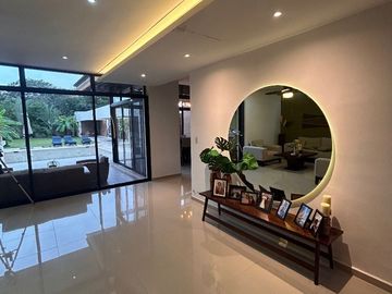 Casa en venta de una sola planta, en privada de lujo al norte de Mérida, con alberca y cuarto de servicio