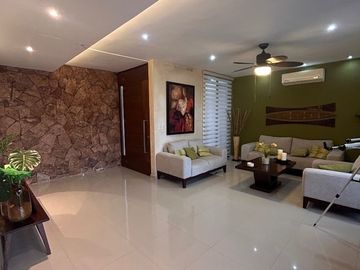 Casa en venta de una sola planta, en privada de lujo al norte de Mérida, con alberca y cuarto de servicio
